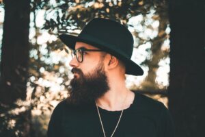 Męskie kapelusze  – jak je nosić?