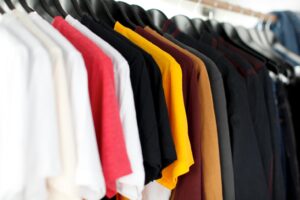 Odzież streetwear: Co warto wiedzieć o stylu, trendach i akcesoriach?