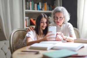 Elegancja z dojrzałością – jakie okulary dla starszej osoby podkreślą klasę i styl seniora?