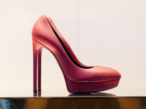 Jakie buty do sukienki trapezowej? Przewodnik po modnych stylizacjach